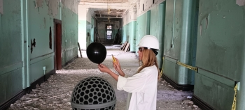 http://www.melissagrey.net/files/gimgs/th-285_230809-Melissa-Grey-popping-balloon-for-impulse-recording-in-Male-Ward-B-corridor-2048x922.jpg